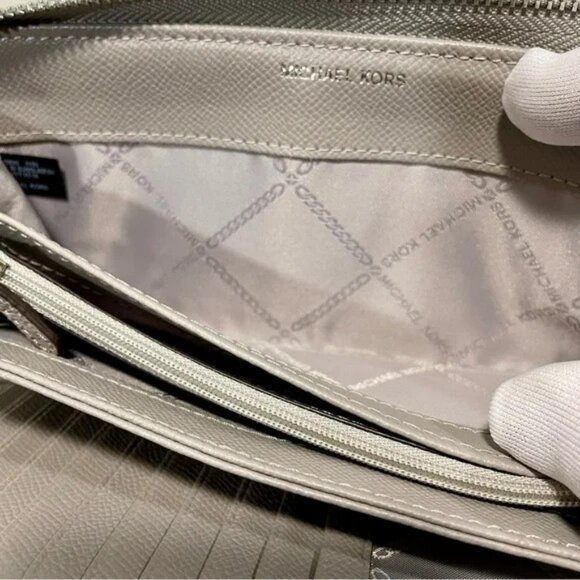 Nwot Michael Kors Large Wristlet Wallet - Picture 11 of 15
